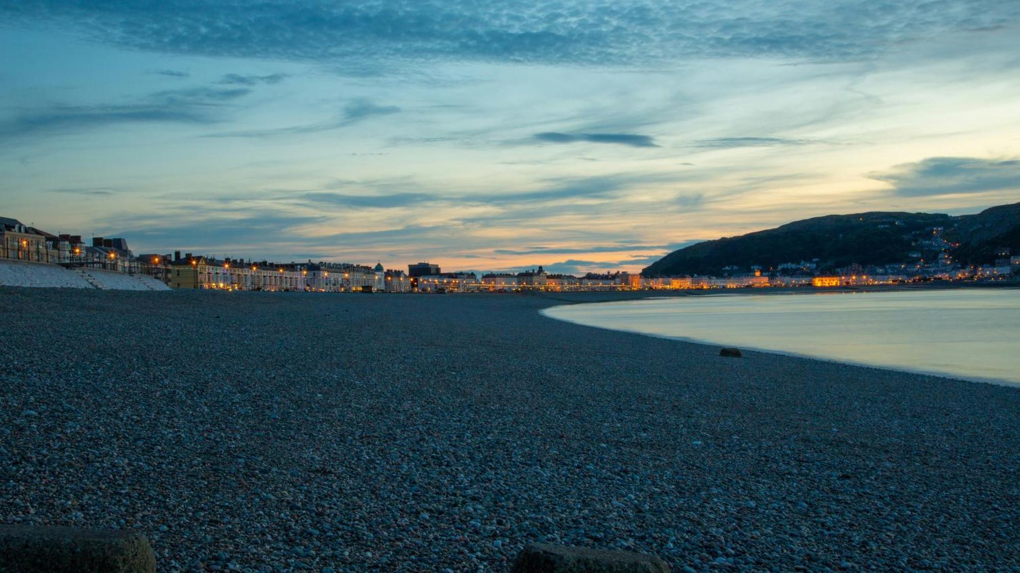 Seaside Solace 2Br With Scenic Coastline Views Llandudno Exterior photo